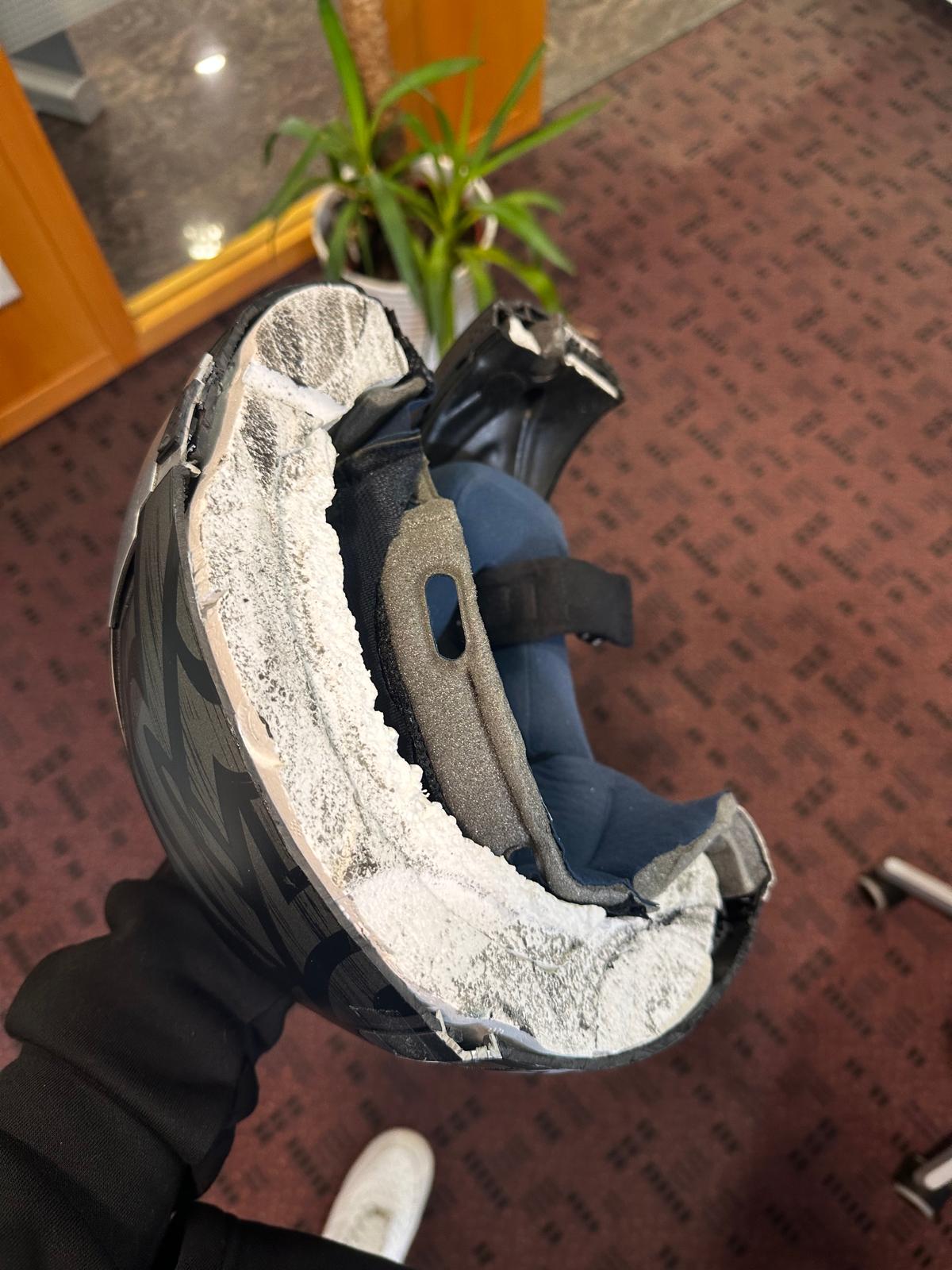 Ein aufgeschnittener Motorradhelm zeigt den Aufbau seiner Schutzschichten.