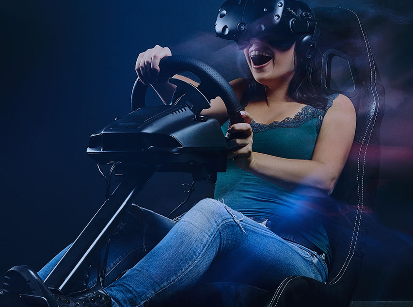 Fahrschülerin in einem PKW Fahrsimulator